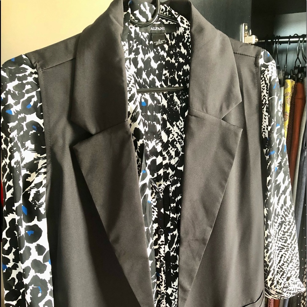 Brand New Mea Eor Long dressy collared vest.